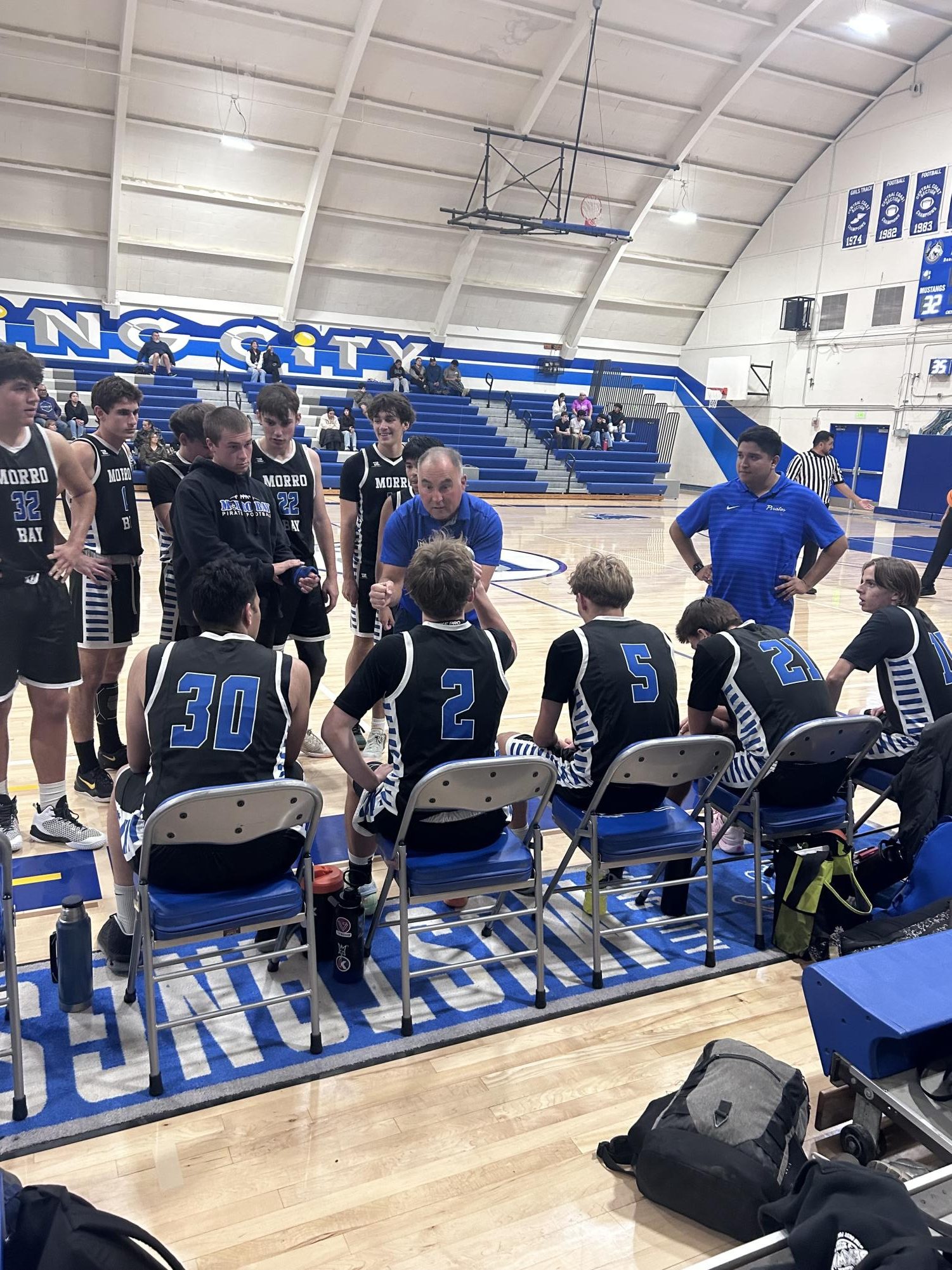 Coach Dougherty gives the team a halftime talk (Credit: Hadrian reynoso)