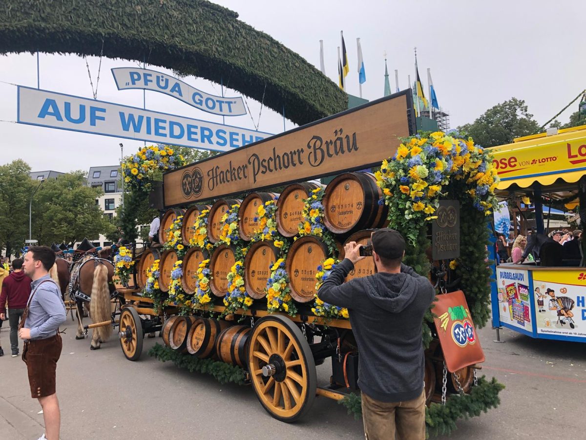 The Oktoberfest parade featured a decorated horse-drawn carriage loaded with beer barrels. (Credit: Marco Kraatz)
