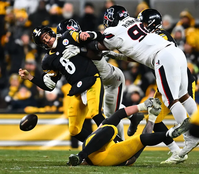 Steelers quarterback Aaron Rodgers sacked and fumbles for a 33 yard scoop and score (Photo Credit:Joe Sargent, Getty Images)
