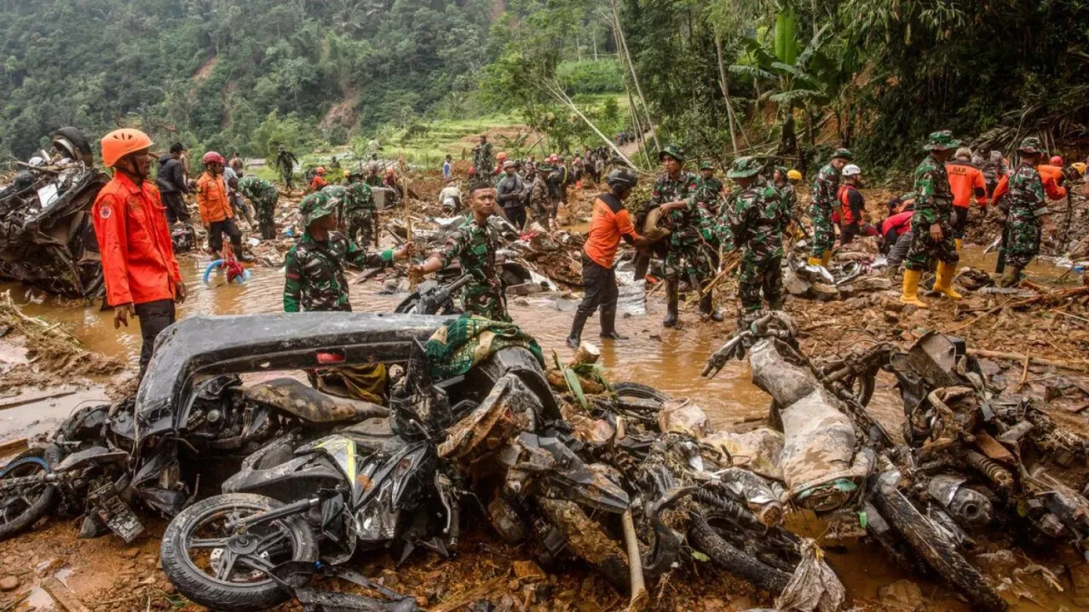 Search team looks for more missing people in Indonesia (Photo Credit: Asharq Al-Awsat)
