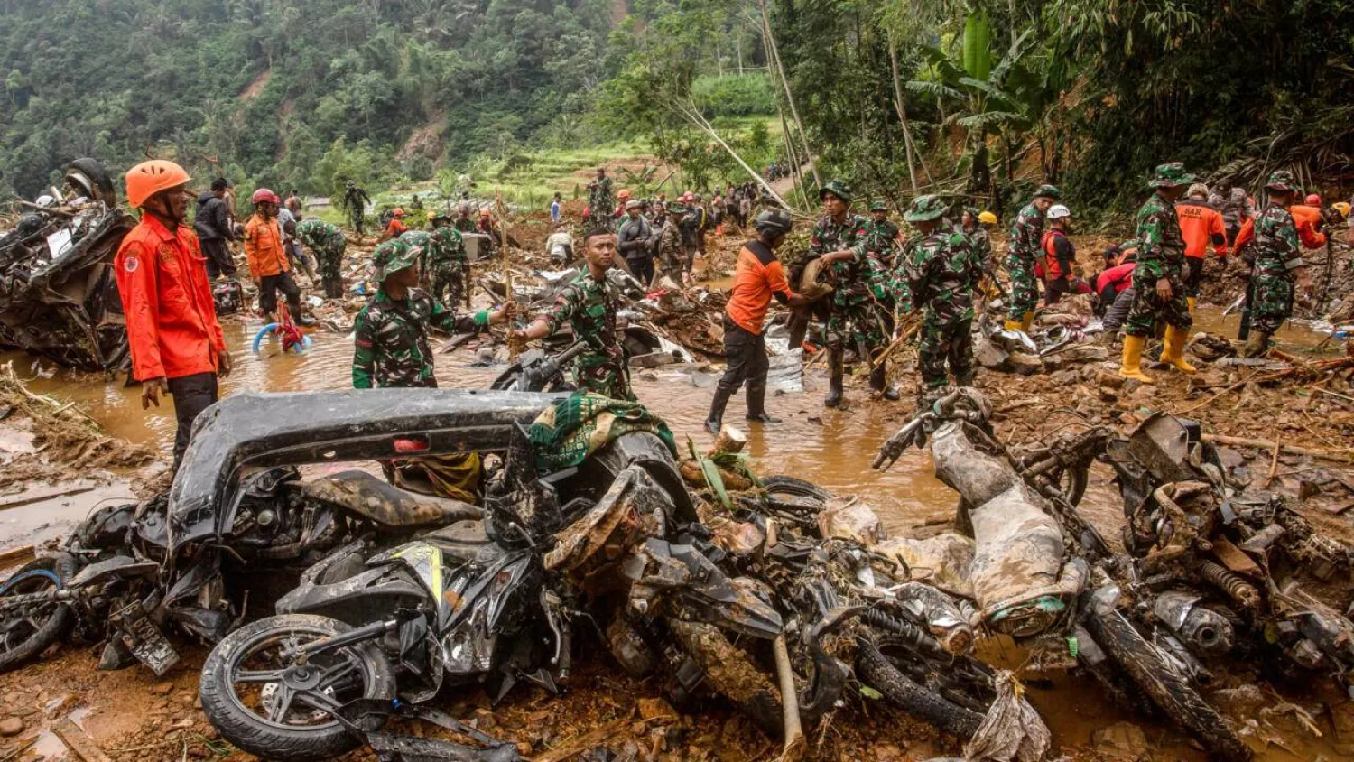 Search team looks for more missing people in Indonesia (Photo Credit: Asharq Al-Awsat)
