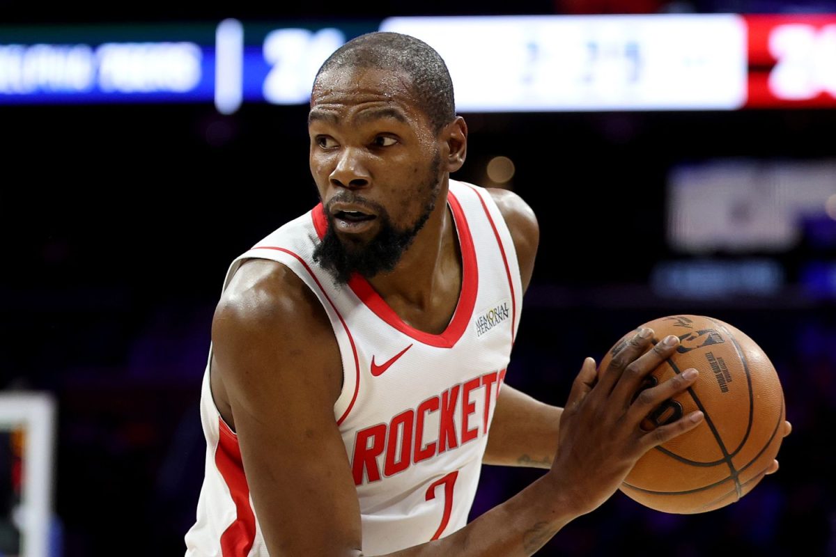 Kevin Durant squares up to the basket, looking to score (Photo Credit: Emily Chinn)

