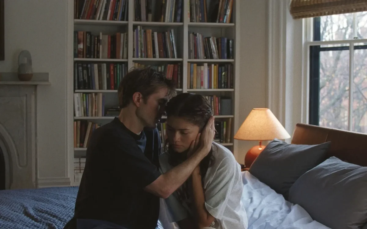 Charlie (Robert Pattinson) and Emma (Zendaya) sit together. 