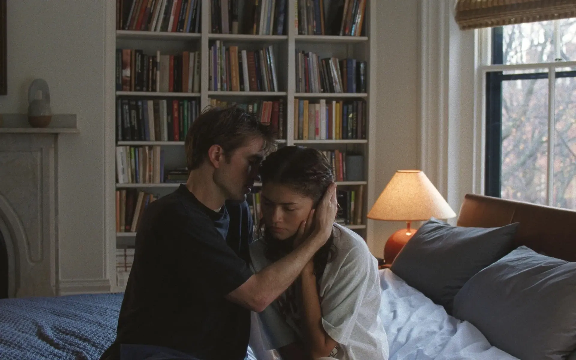 Charlie (Robert Pattinson) and Emma (Zendaya) sit together. 