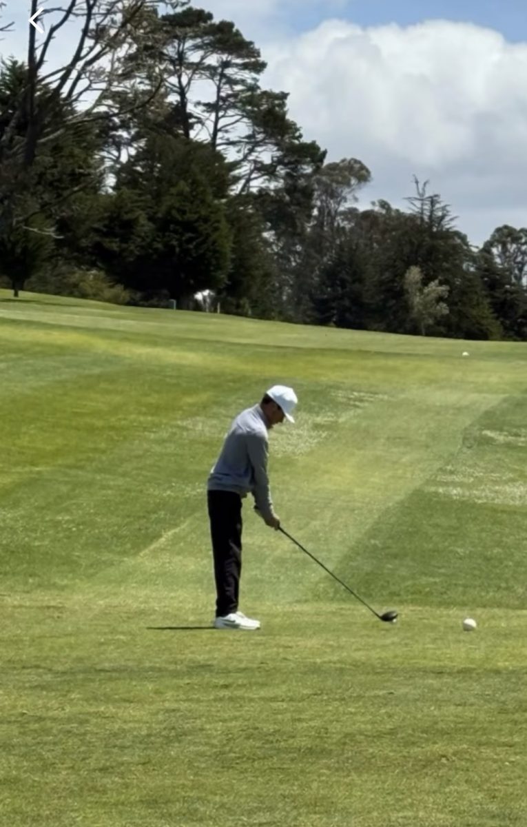Teeing off at the Morro Bay Golf Course match (Source: @mbhsboysgolf on Instagram)