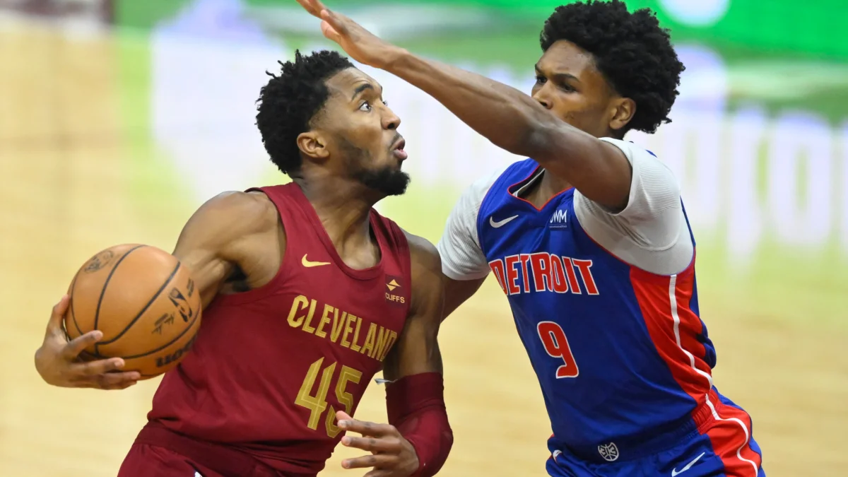 Donovan Mitchell drives into Ausar Thompson, trying to draw the contact and finish the bucket.
